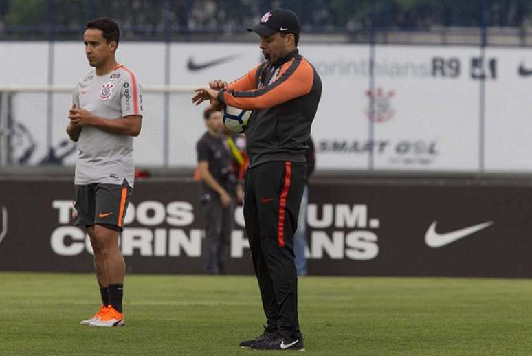 O técnico Jair Ventura quebra a cabeça para armar o Corinthians (Foto: Daniel Augusto Jr)