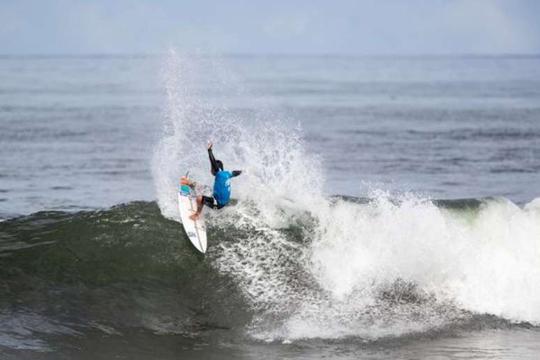 Peterson Crisanto garantiu vaga após classificação para as oitavas de final do Hawaiian Pro (@WSL/Tony Heff)