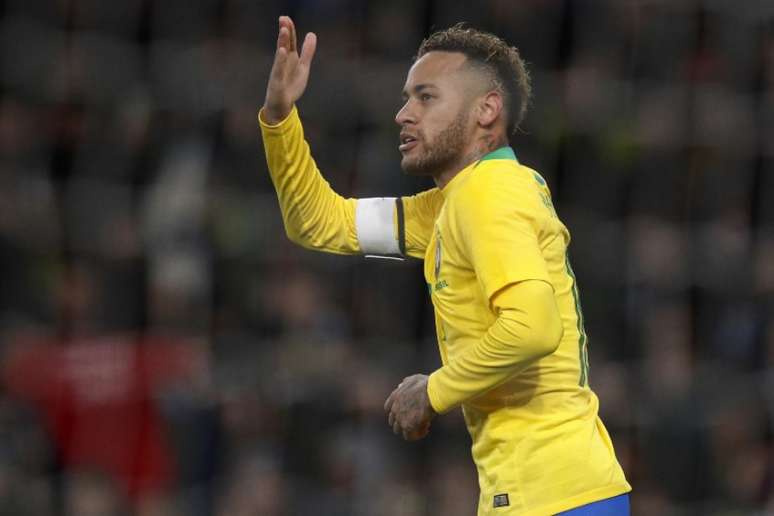 Neymar, de pênalti, fez o gol da vitória da Seleção Brasileira