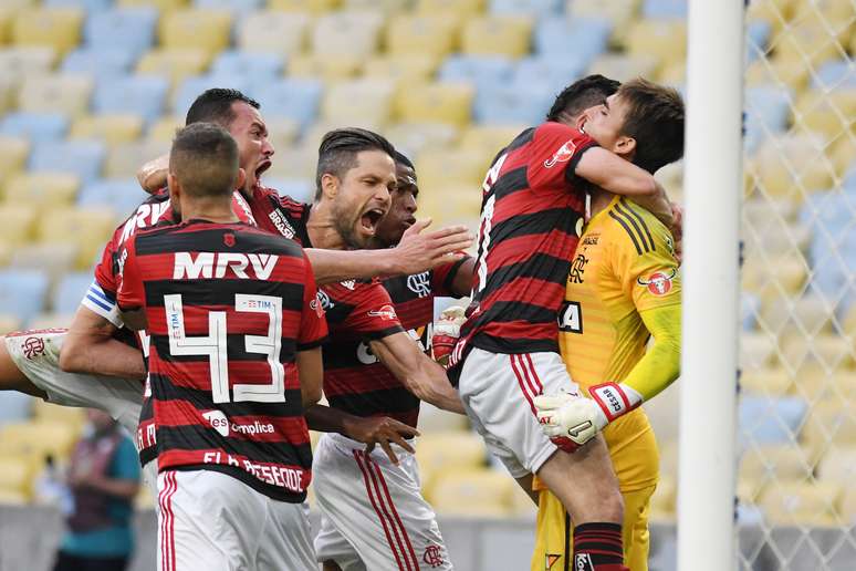 César salvou no fim e manteve o Flamengo na briga pelo título