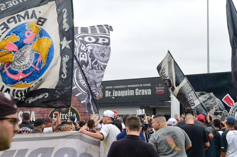 Torcidas organizadas do Corinthians se reuniram nesta sexta-feira (16) na frente do CT Joaquim Grava para protestar contra a situação do clube no Brasileirão