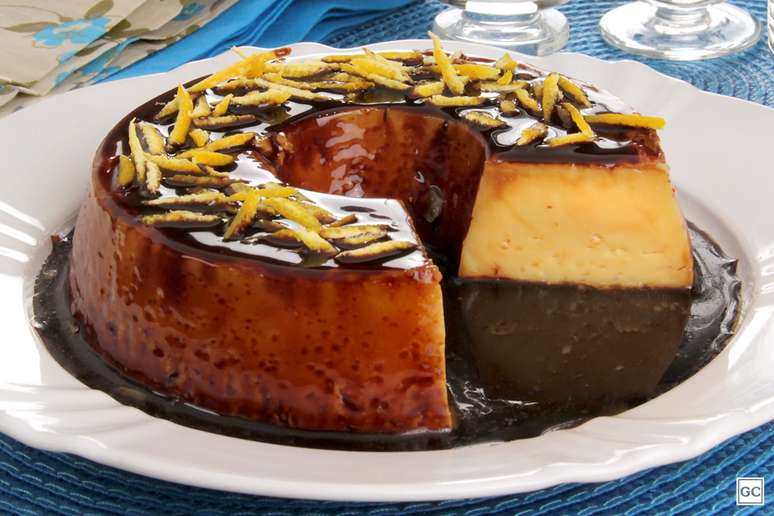 Pudim de laranja com calda de chocolate