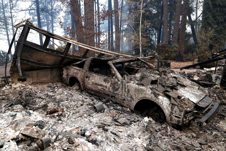 Com mais de 9,8 mil lares destruídos pelo fogo, muitos se abrigam de forma temporária com amigos e família