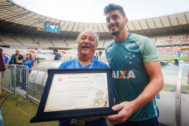 Rafael recebeu homenagem do clube por completar 100 jogos pelo Cruzeiro contra o Internacional- (Foto: Vinnícius Silva / Cruzeiro)