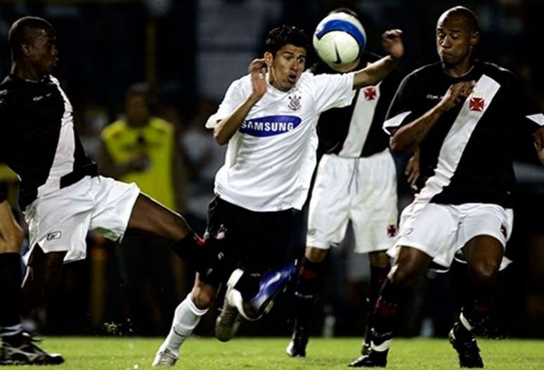 Em 2007, no Pacaembu, a última derrota do Corinthians em casa para o Vasco: ano da queda... (Foto: Divulgação)