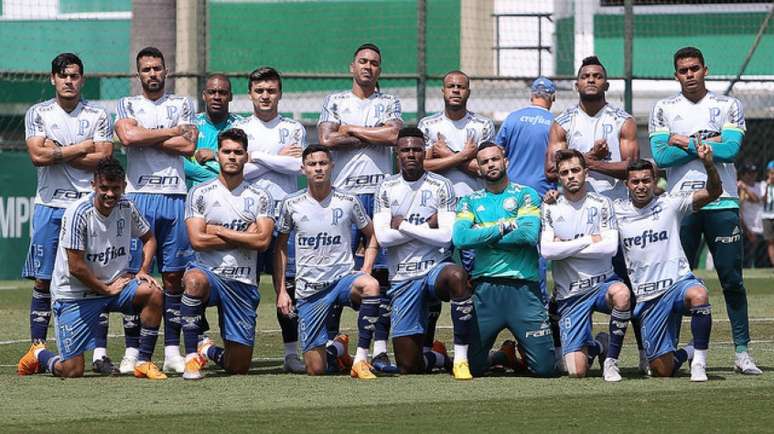 Jogadores posam para foto depois do rachão que encerrou os preparativos para enfrentar o Paraná (Divulgação)