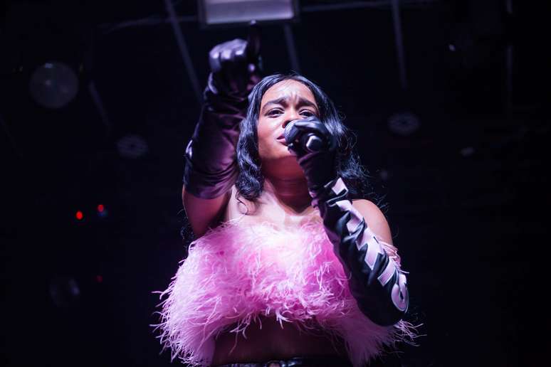 Muito atraso, problemas e apenas 40 minutos de show, que teve apoio de playback no início: o microfone de Azealia estava desligado