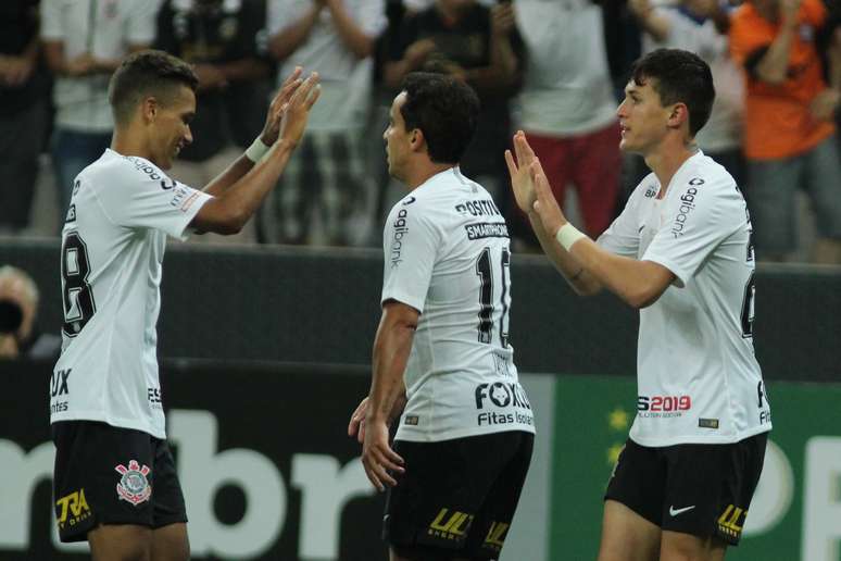 Mateus Vital comemora gol do Corinthians