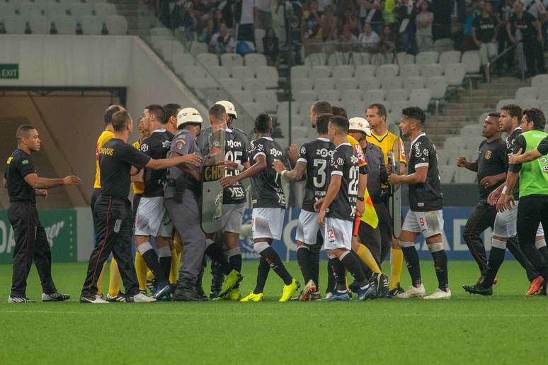 Jogadores do Vasco reclamam com a arbitragem