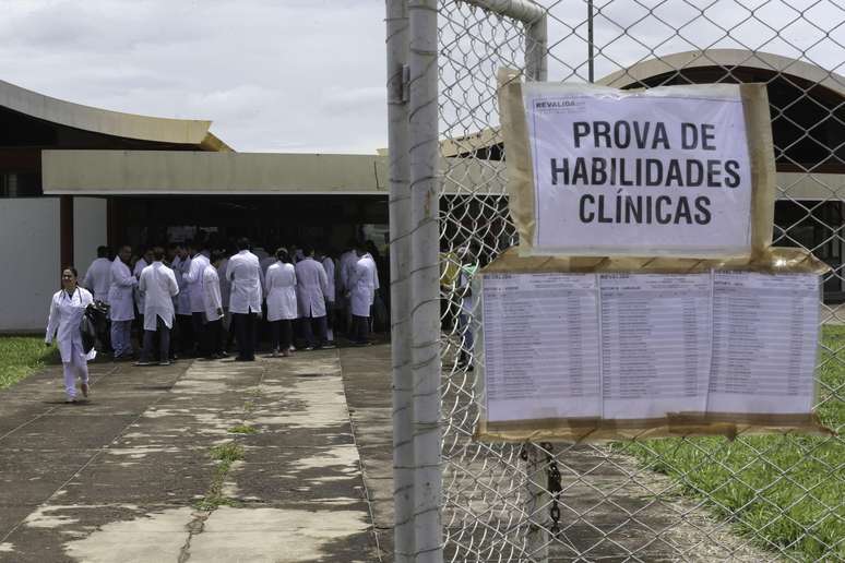 Além dos mais de 8,3 mil cubanos que deixarão o País até o fim do ano, o Brasil corre o risco de perder outros 3,3 mil profissionais do Mais Médicos caso o presidente eleito Jair Bolsonaro (PSL) cumpra a promessa de exigir revalidação do diploma