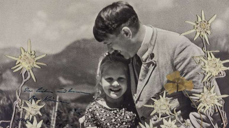Foto de Adolf Hitler com Rosa Bernile Nienau foi leiloada por mais de US$ 11 mil