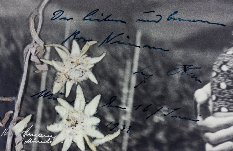 Detalhe ampliado da foto: "A querida (e atenciosa?) Rosa Nienau. Adolf Hitler. Munique, 16 de junho de 1933", diz o texto