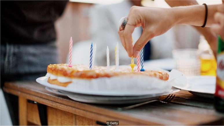 Dermatologista conta que alguns pacientes desenvolveram medo real de certos alimentos, recusando-se a comer uma fatia de bolo de aniversário, por exemplo