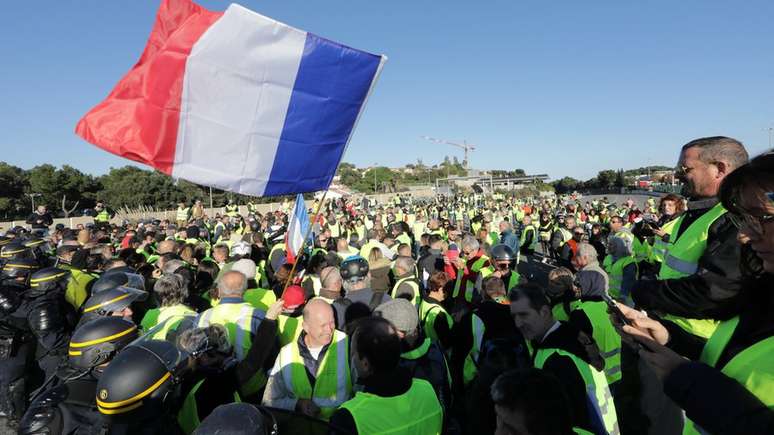 Polícia francesa tenta conter manifestantes franceses no Sul da França