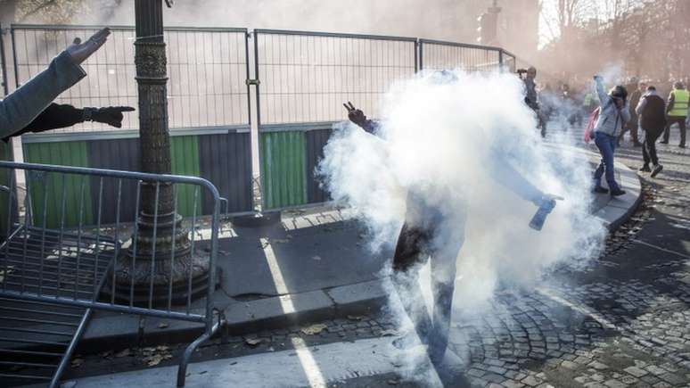 Em Paris, a polícia usou gás lacrimogêneo para dispersar manifestantes