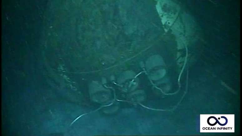 Proa do submarino foi encontrada em uma peça única, mas deformada pela pressão da água nessa profundidade. Essa era uma área habitável e onde ficavam as baterias