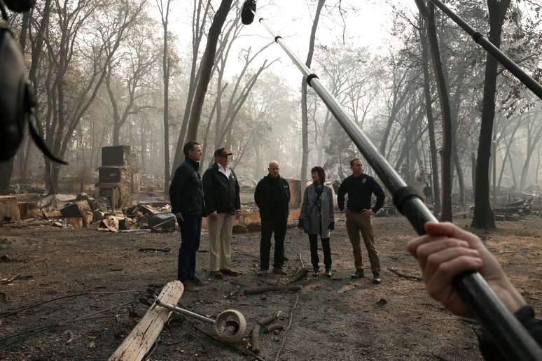 Donald Trump, presidente dos EUA, fala a repórteres durante visita a áreas afetadas por incêndios na California, EUA, 17/11/2018 REUTERS/Leah Millis 