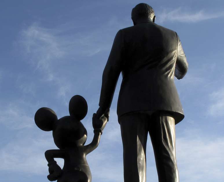 Estátuas de Walt Disney e Mickey Mouse na Disneyland, em Anaheim, Califórnia, EUA 11/03/2011 REUTERS/Mike Blake 