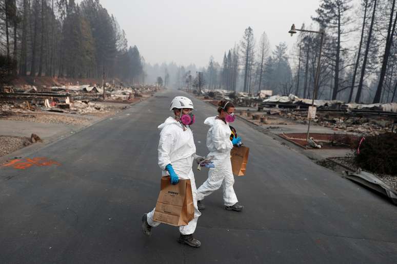 Antropologistas forenses Kyra Stull (C) e Tatiana Vlemincq (D) ajudam nas buscas em áreas destruídas por incêncios em Paradise, Califórnia, EUA  17/11/2018  REUTERS/Terray Sylvester 