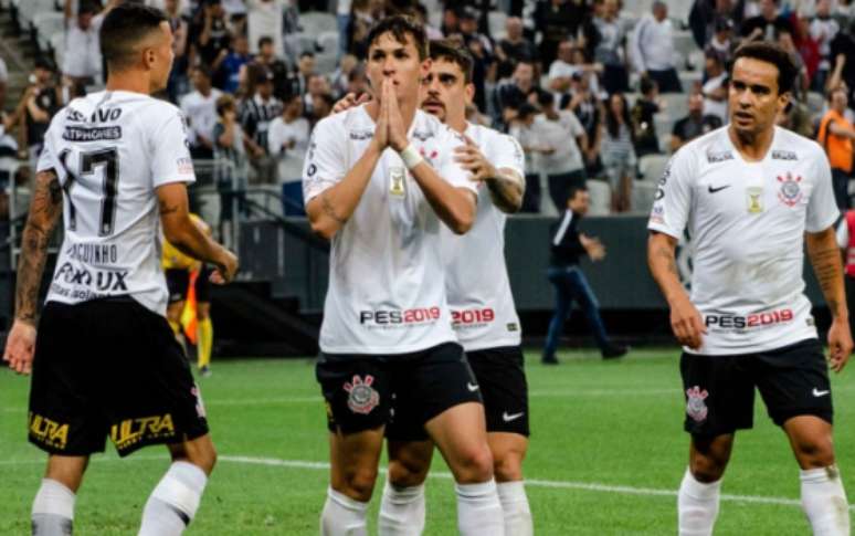 Mateus Vital se dirigiu aos vascaínos após marcar o gol (Foto: Gero Rodrigues / Ofotografico)