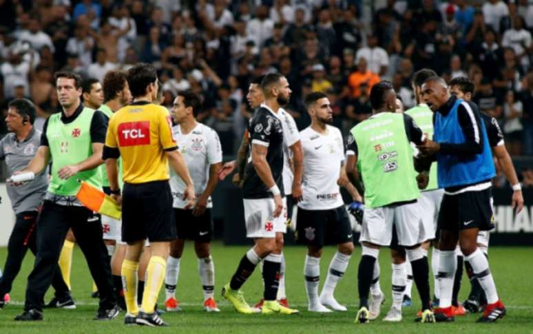 Vasco foi derrotado pelo Corinthians na noite do último sábado. Confira a seguir outras imagens na galeria do LANCE!