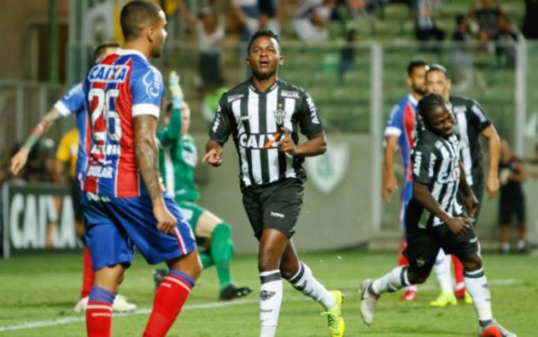 Cazares marcou o gol e logo em seguida, Fábio Santos foi expulso após uma falta em Élber, do Bahia- Felipe Correia / Photo Premium