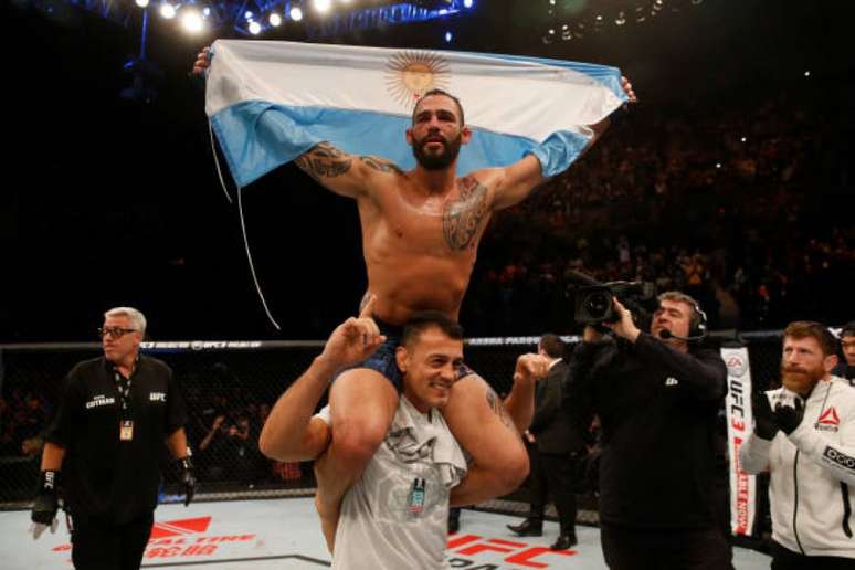 Santiago Ponzinibbio nocauteou Neil Magny no quarto round na luta principal do UFC Argentina(Foto: Getty Images)