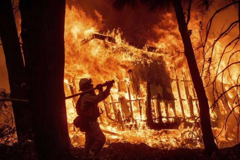 Incêndios nos EUA deixam 1,3 mil desaparecidos e 79 mortos