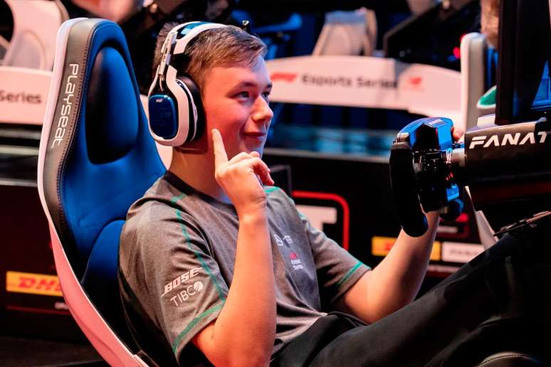 Brendon Leigh mantém o título da Fórmula 1 eSports; Mercedes vence nas equipes