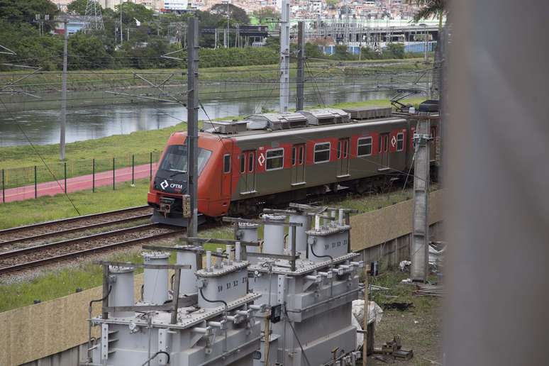 Teste dos Trens junto ao viaduto que cedeu na marginal Pinheiros na zona oeste de São Paulo (SP), na manhã de domingo (18/11/2018)