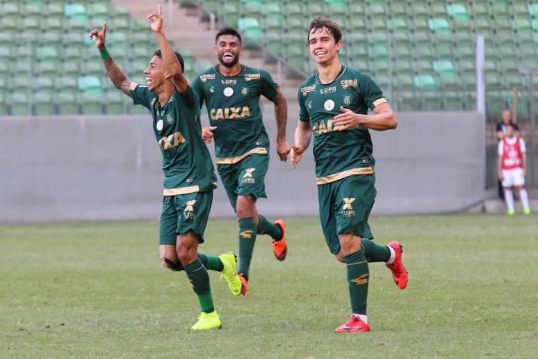 Matheusinho do América MG comemora gol 