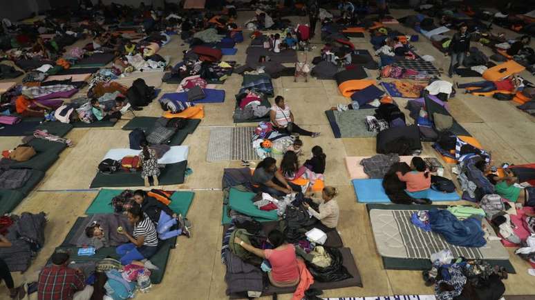 Nem todos os migrantes conseguem dormir no abrigo, muitos passam a noite ao relento