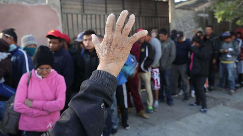 Ao chegar a Tijuana, os migrantes se juntaram a uma fila de milhares de pessoas que aguardam para entrar nos Estados Unidos