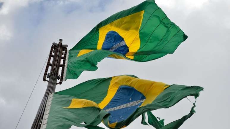 Pode se agasalhar na bandeira nacional? As cores verde e amarelo sempre representaram o Brasil?