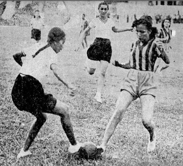 Jogo de futebol feminino na década de 30.