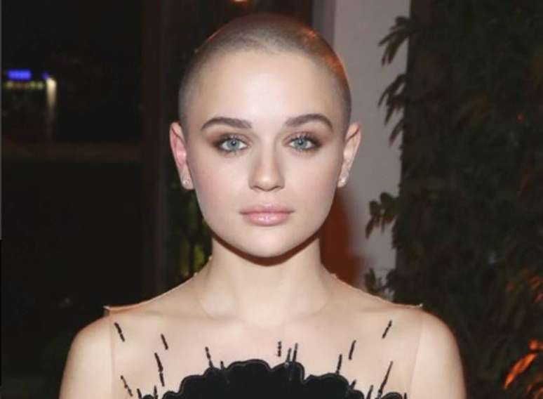 A atriz Joey King raspou a cabeça para viver uma personagem na série ‘The Act’