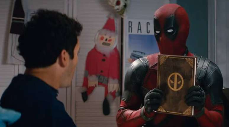 Ryan Reynolds como Deadpool em cena com Fred Savage.