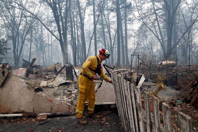 Bombeiro inspeciona casa destruída por incêndio florestal em Paradise, na Califórnia 14/11/2018 REUTERS/Terray Sylvester 