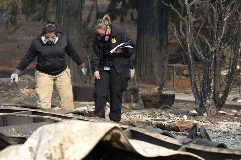 Equipes de resgate recuperam restos mortais em trailer destruído por incêndio na Califórnia
17/11/2018 REUTERS/Terray Sylvester
