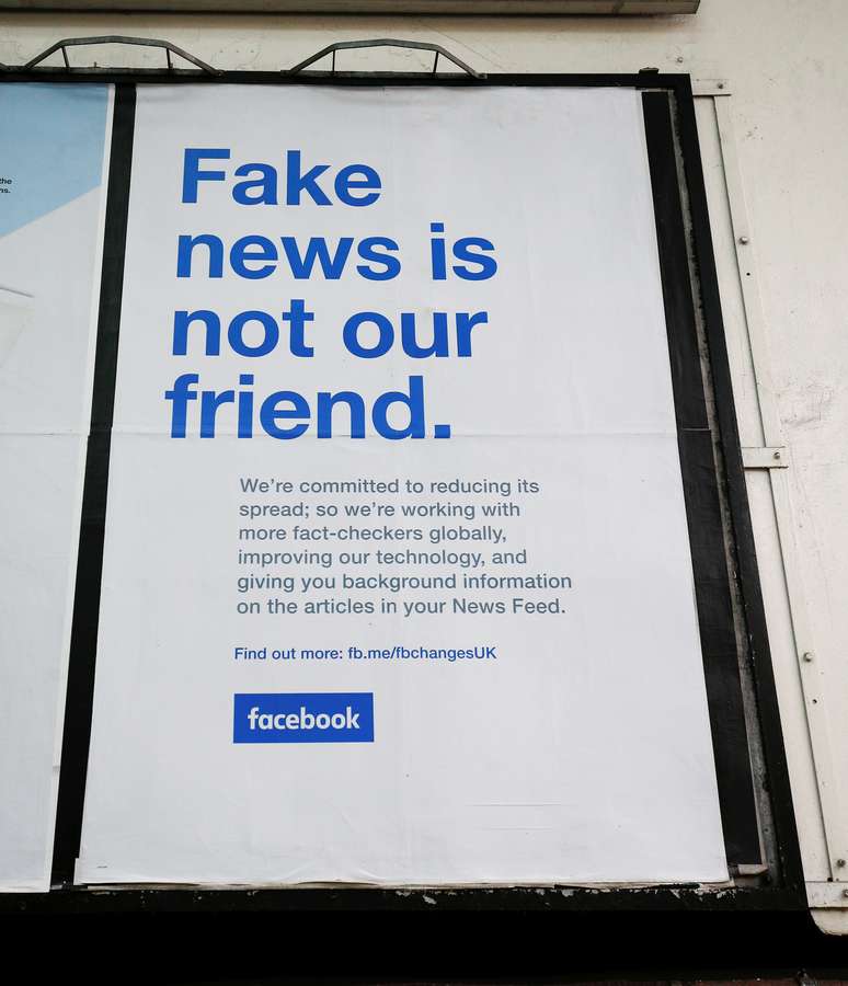 Anúncio de outdoor do Facebook pode ser visto na estação de metrô Earls Court em Londres 28/07/; 2018. REUTERS/Henry Nicholls 