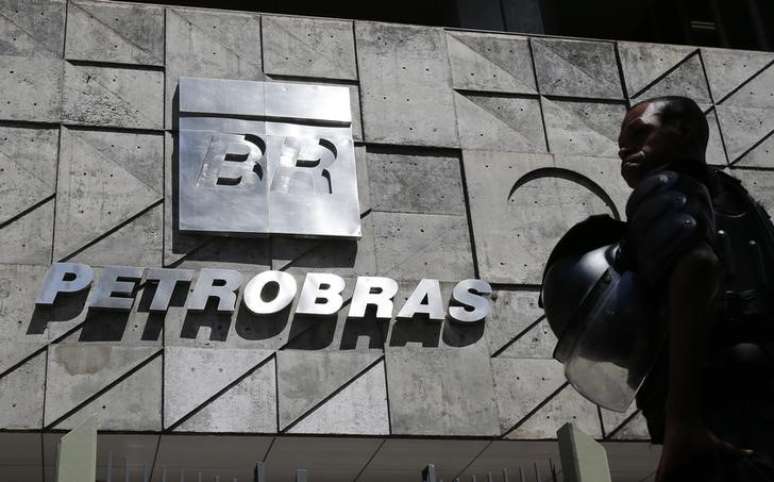Logo da Petrobras na sede da estatal no Rio de Janeiro, Brasil
04/03/2015
REUTERS/Sergio Moraes (BRAZIL - Tags: ENERGY POLITICS BUSINESS LOGO)