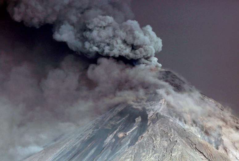 Vulcão de Fogo em erupção na Guatemala (19/11/2018)