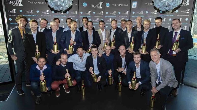 Além de participar do encontro de ex-tenistas, Gustavo Kuerten (à esq.) deu prêmio a Zverev na final (Divulgação)