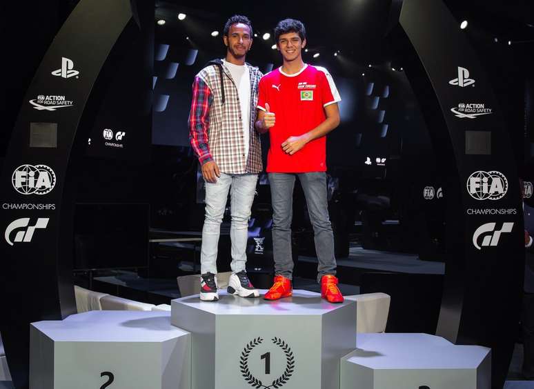 Em Mônaco, Igor Fraga é campeão mundial da “GT Sport Nations” e recebe prêmio de Lewis Hamilton