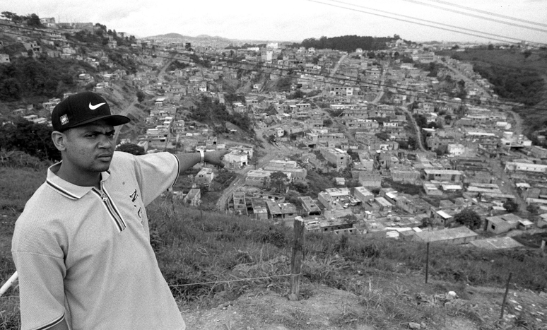 Edi Rock aponta para o Capão Redondo, bairro da periferia de São Paulo onde surgiram os Racionais