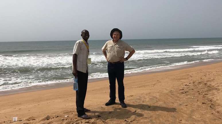Laurentino e um guia local na praia de Ouidá, ponto de embarque de escravos no Benim, oeste da África