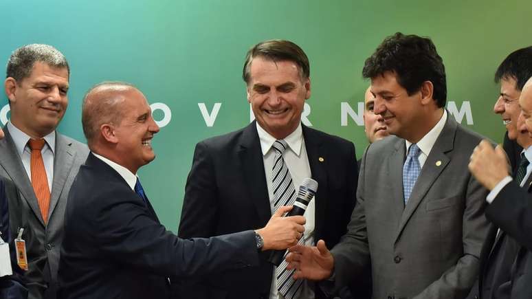 Diante de Jair Bolsonaro, Onyx Lorenzoni passa microfone a Mandetta na reunião que oficializou seu nome na tarde desta terça