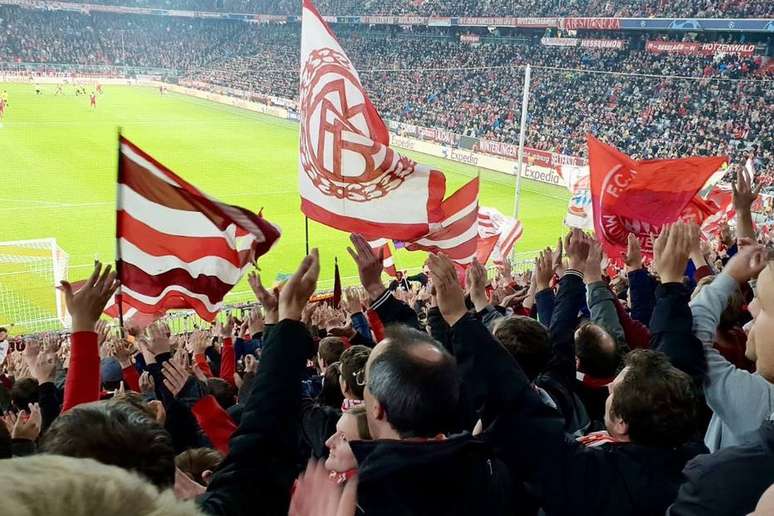 Torcida do Bayern de Munique faz a festa em jogo em casa pela Liga dos Campeões.
