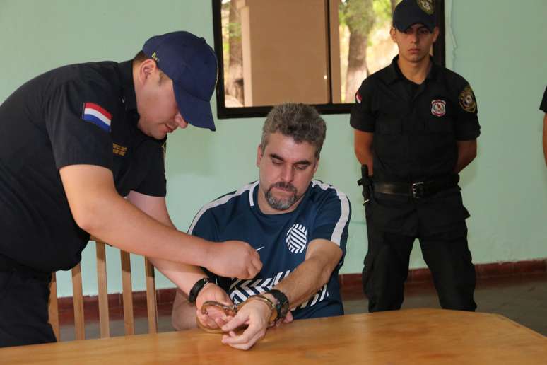 O traficante Marcelo Piloto sob custódia da polícia paraguaia
