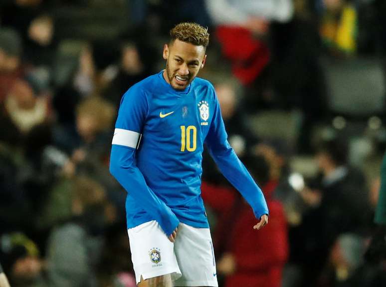 Neymar no jogo entre Brasil e Camarões